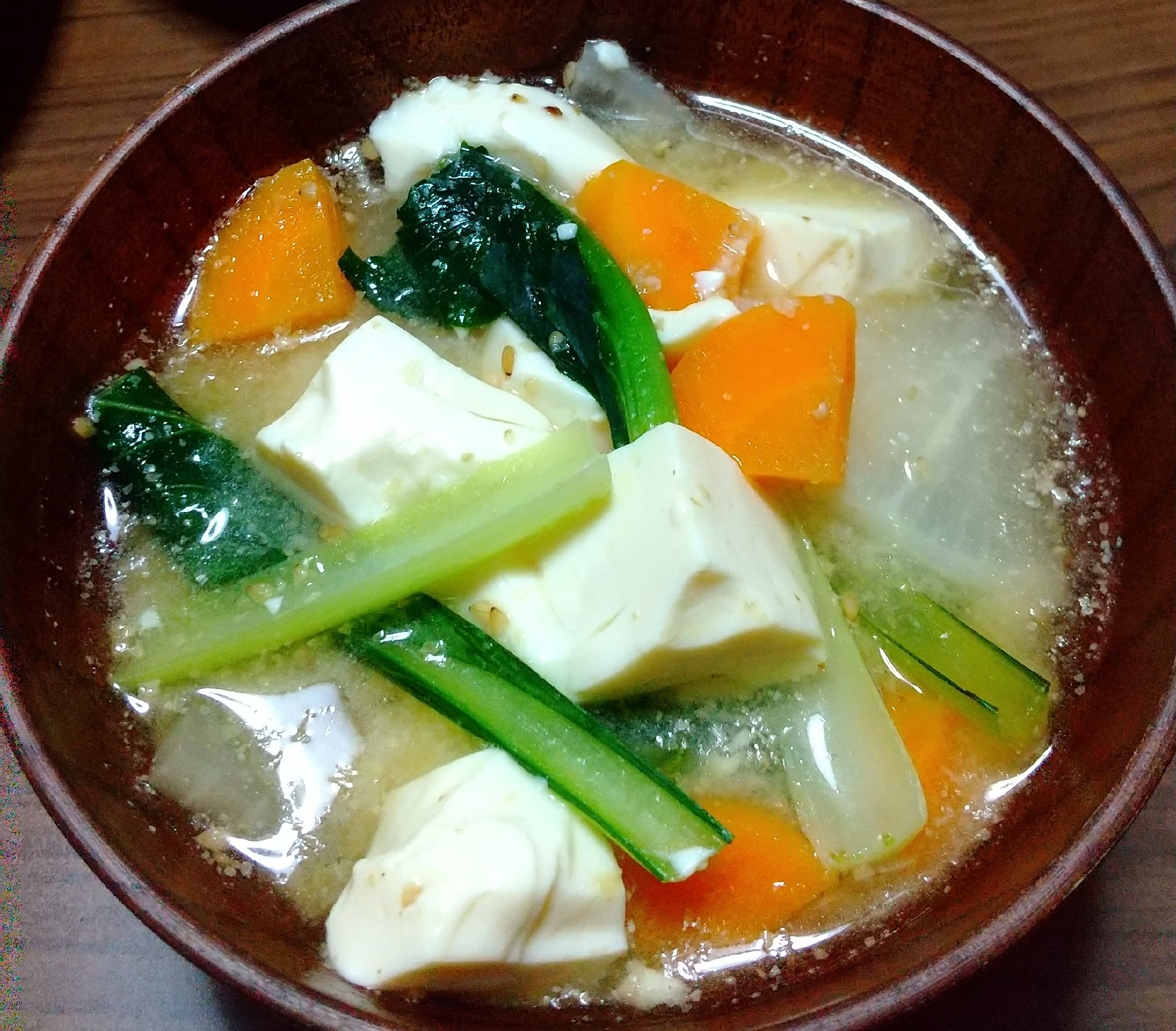 豆腐と小松菜のごま味噌汁