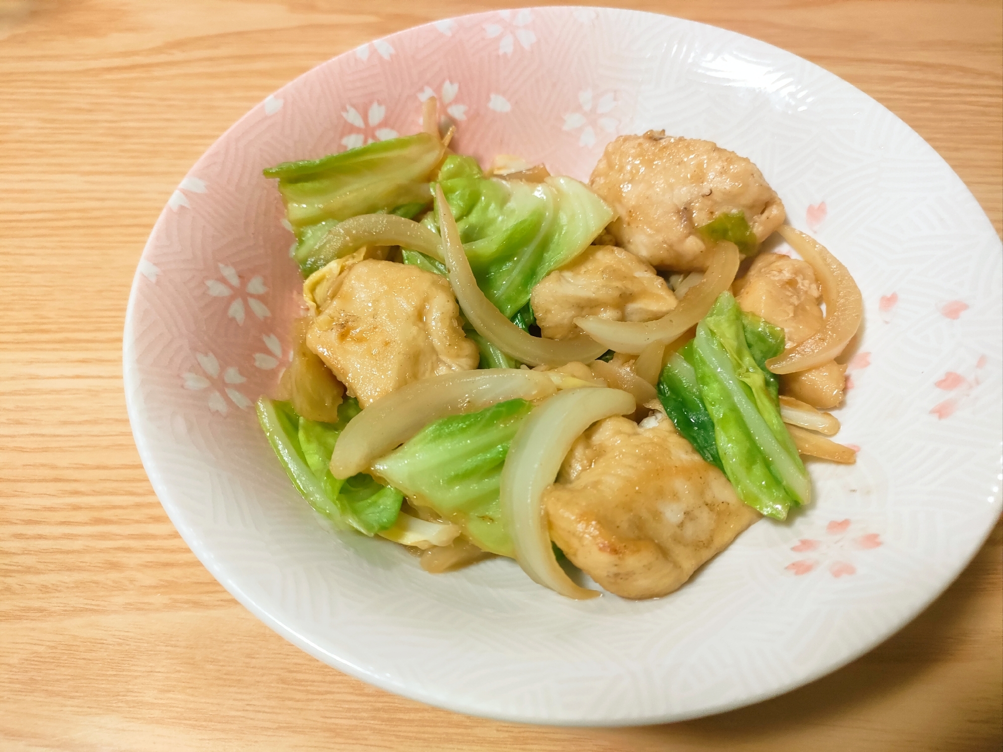 鶏肉と春キャベツと新玉ねぎの生姜醤油炒め