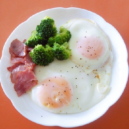 朝ごはんに♪目玉焼きとブロッコリーベーコンのソテー