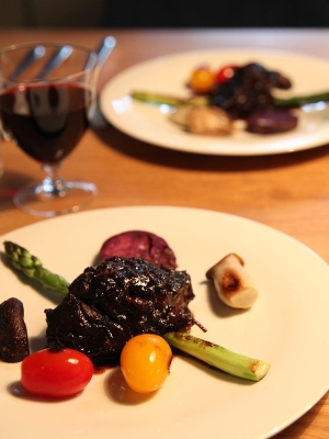 白い皿に盛られた牛ほほ肉の赤ワイン煮込み