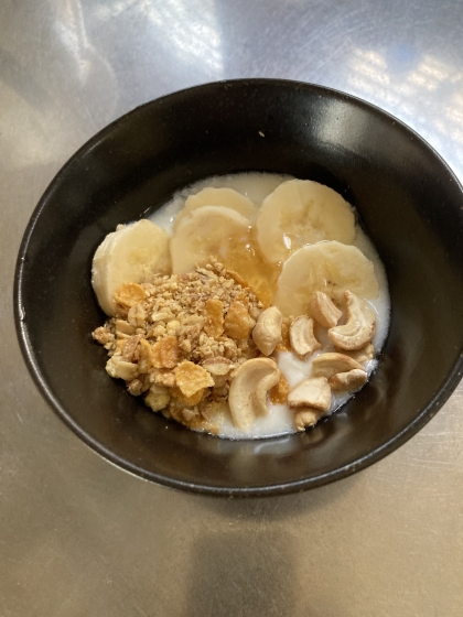 グラノーラとバナナとカシューナッツのヨーグルト