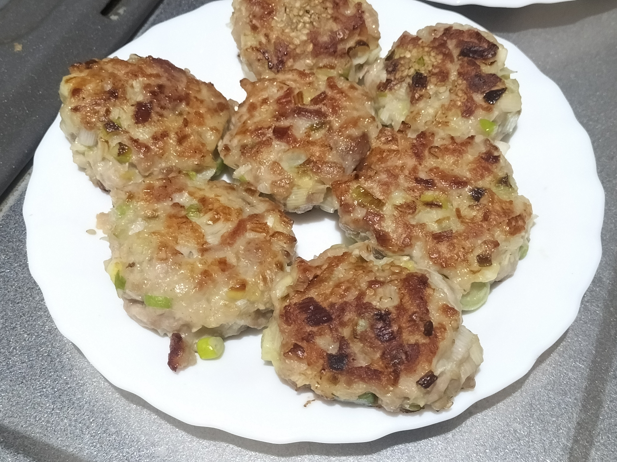 捏ねて焼くだけ簡単作り置き♪豚こま肉でネギ塩ボール