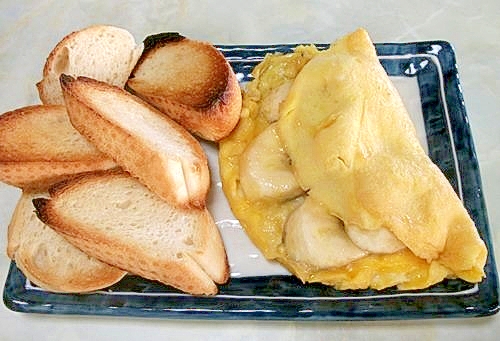 プチパンとバナナオムレツ