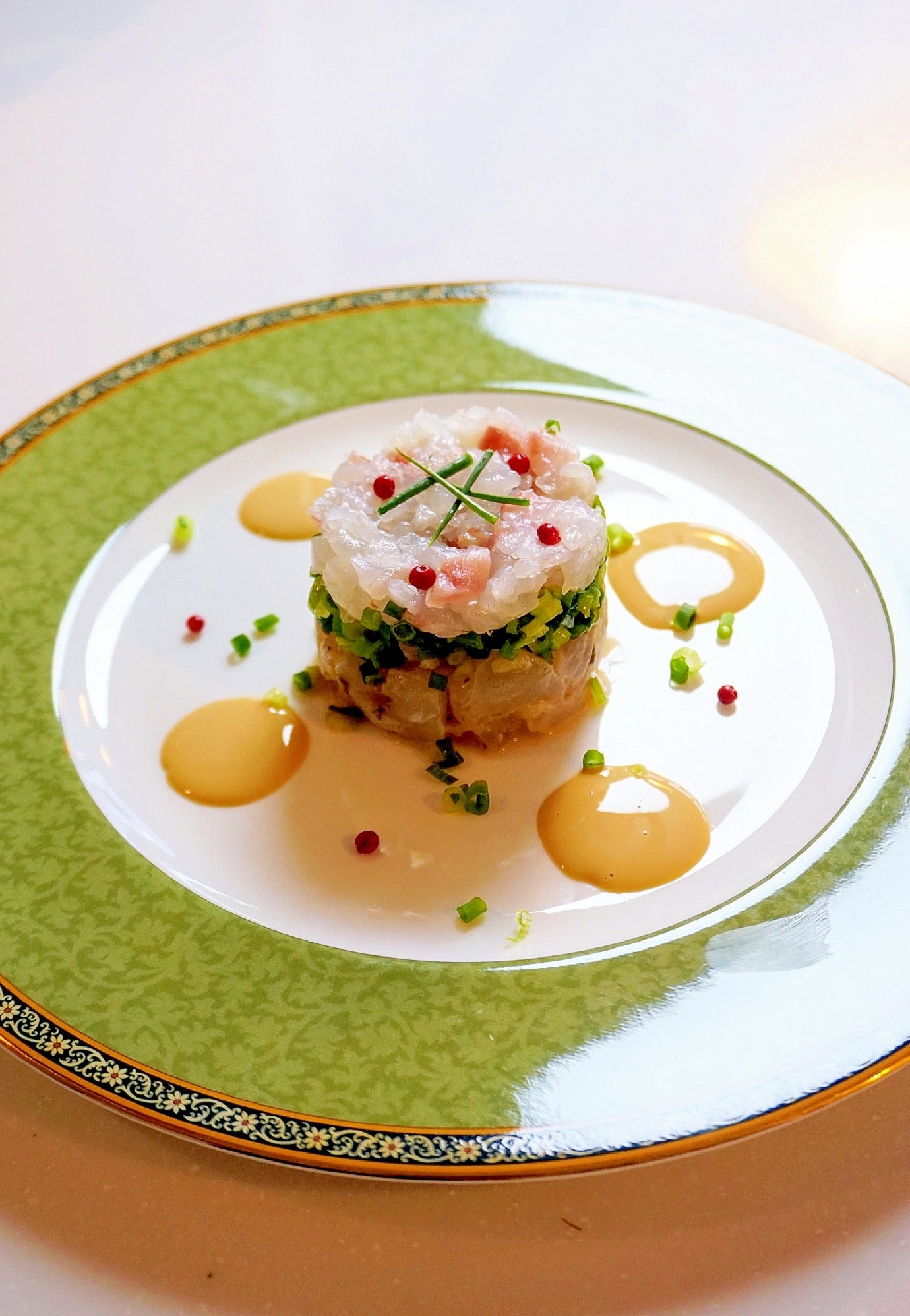 刺身がお洒落な前菜！真鯛のタルタル セルクル仕立て