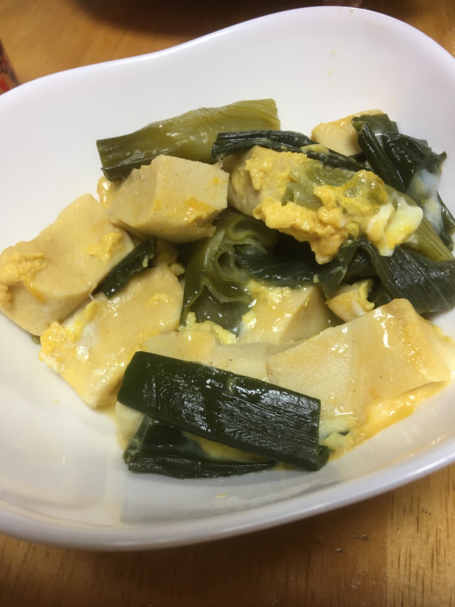 高野豆腐と新玉ねぎの葉の卵とじ