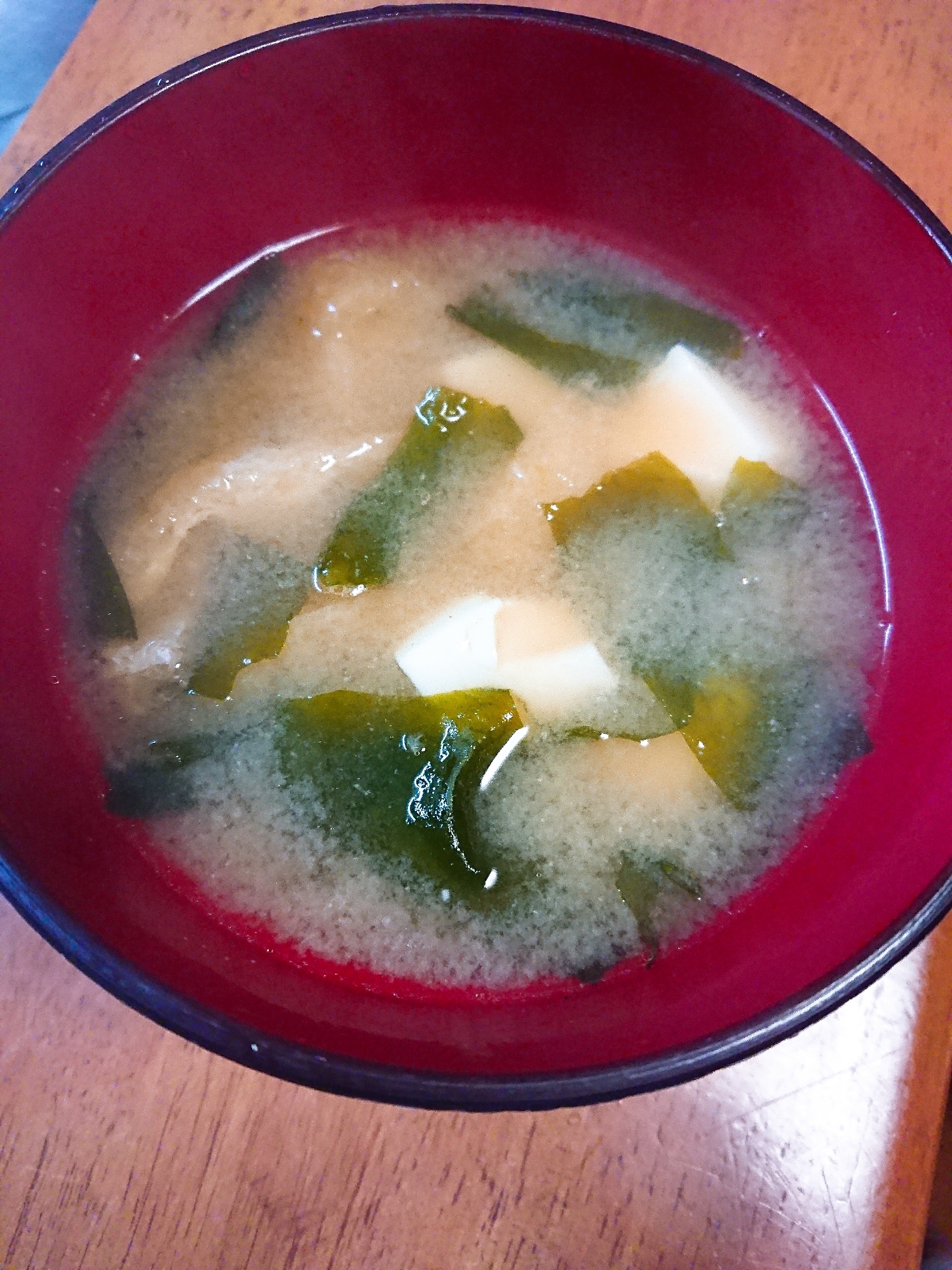 豆腐とわかめと油あげのお味噌汁