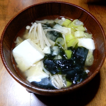塩蔵わかめとぶなしめじとネギと絹豆腐のお味噌汁