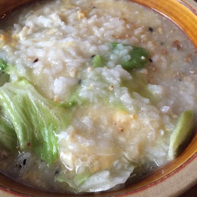 茶色いお皿に盛り付けられた雑穀中華粥