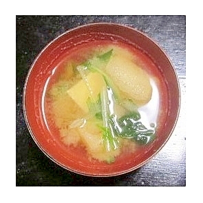 水菜と油揚げの味噌汁（昆布だし・塩麹入り）