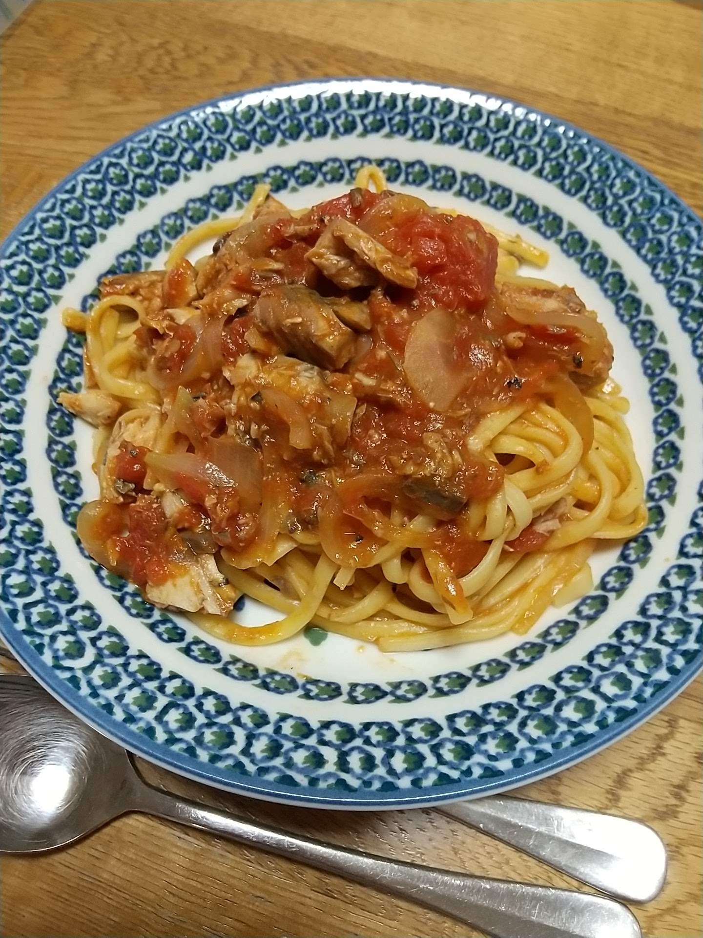 トマト缶とサバ缶で簡単パスタ