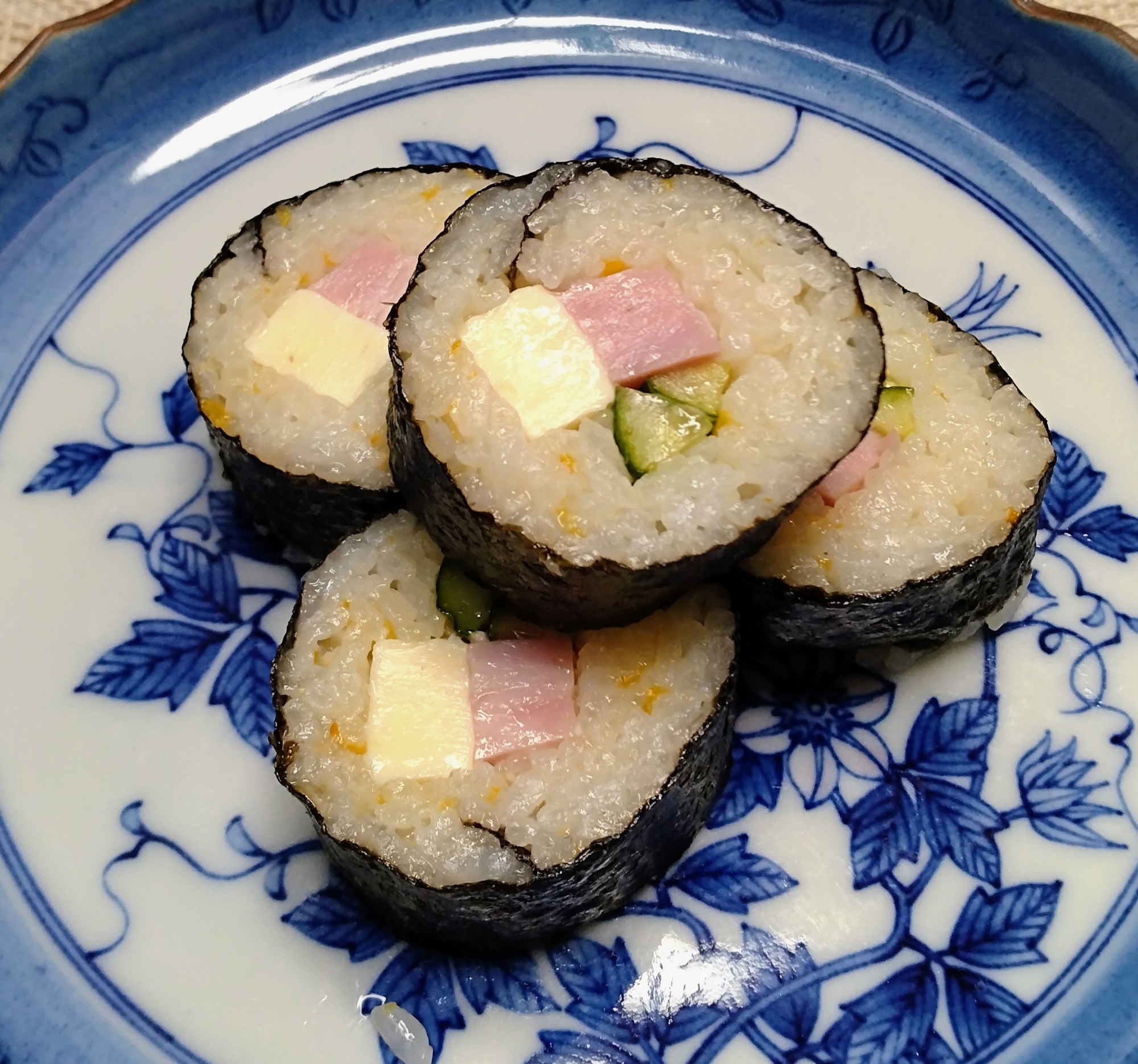 ママレード味のすし飯の国産チーズを使った巻き寿司