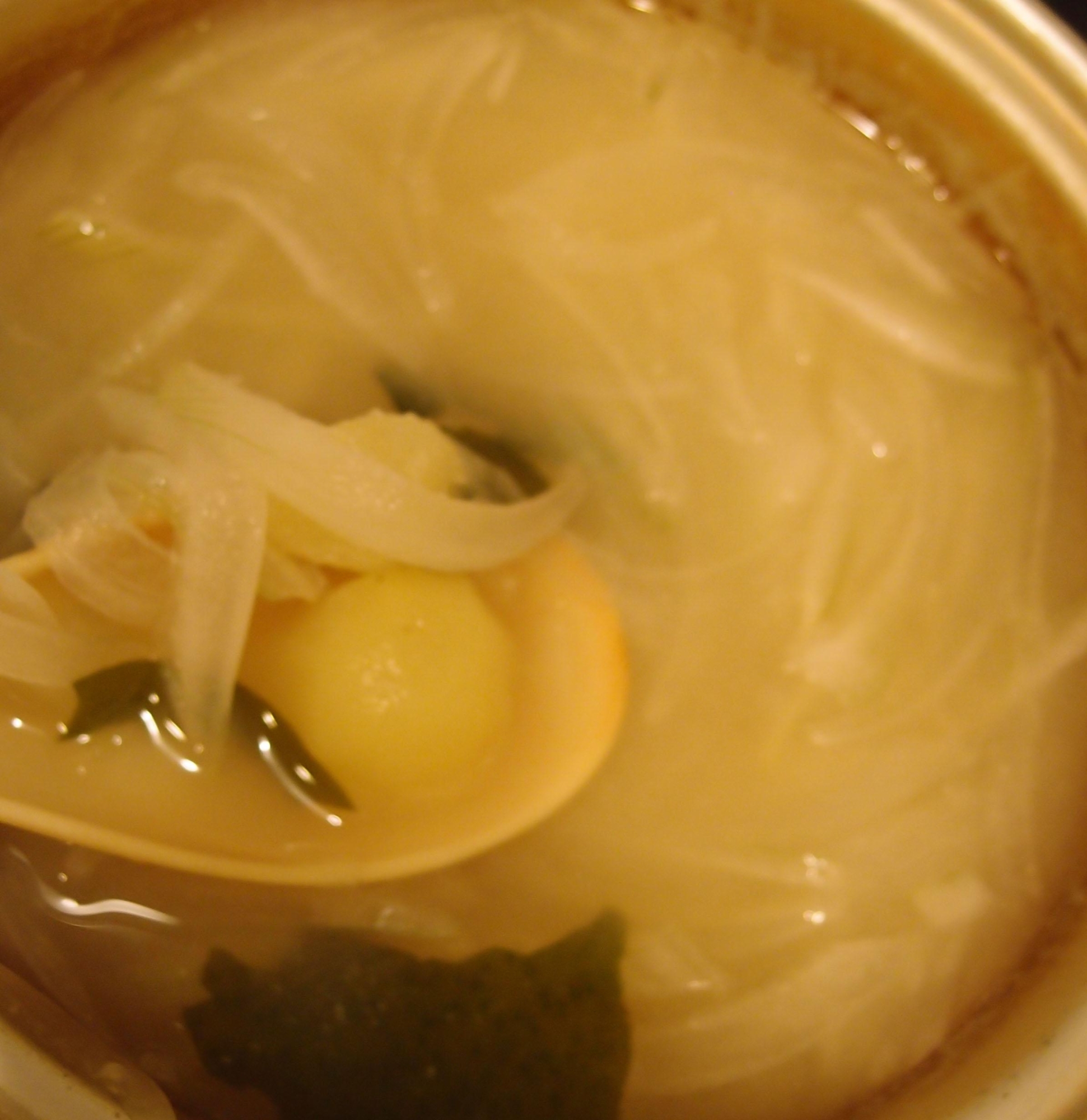 新じゃがと新玉葱とわかめのお味噌汁(白味噌椎茸だし