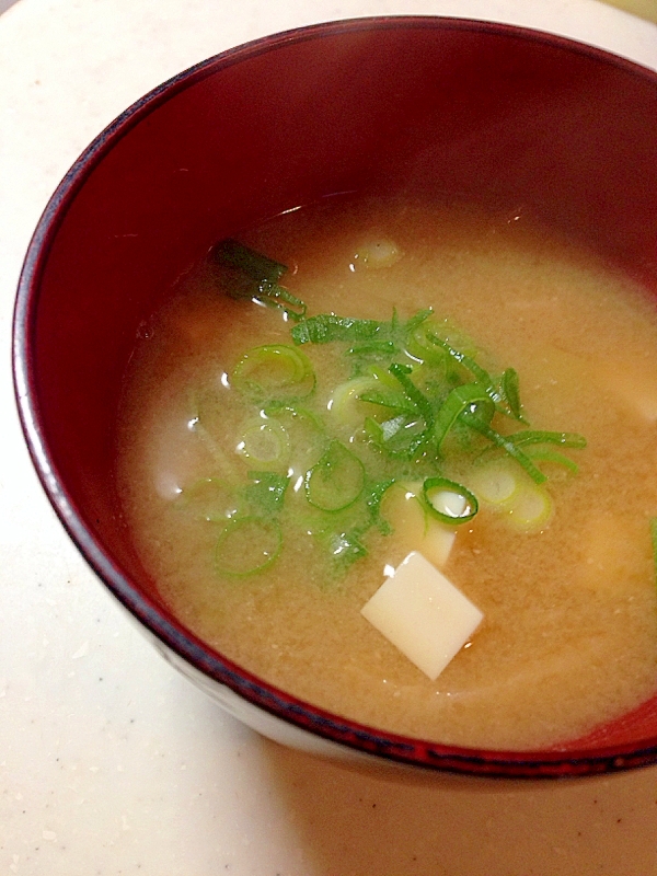 キャベツと油揚げと豆腐とネギのお味噌汁