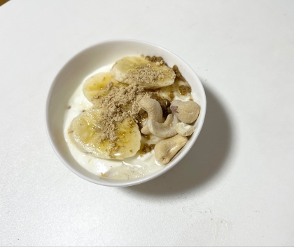 グラノーラとバナナとカシューナッツのヨーグルト