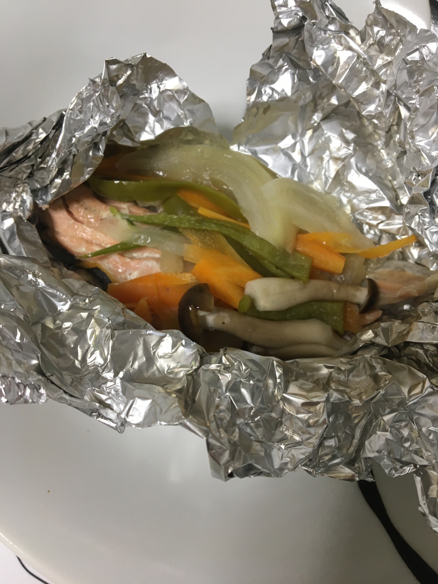 鮭のあらで✨玉葱としめじとピーマンのホイル焼き