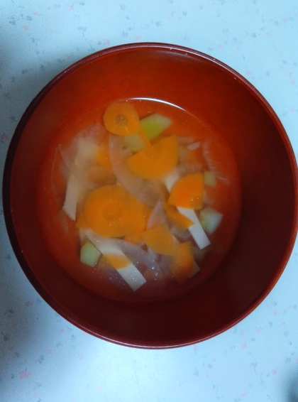 玉ねぎの冷たいコンソメスープ