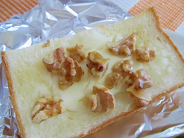 胡桃とクリームチーズのトースト