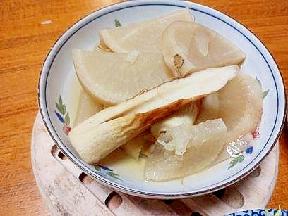 大根と　竹輪の　煮物