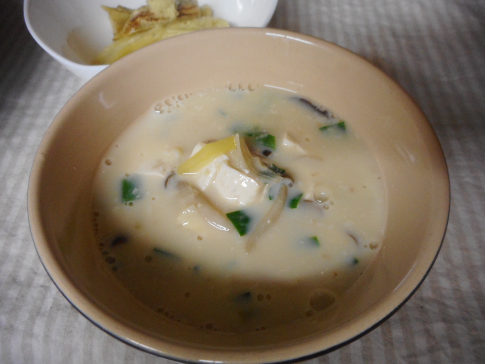 豆腐とキノコの豆乳スープ