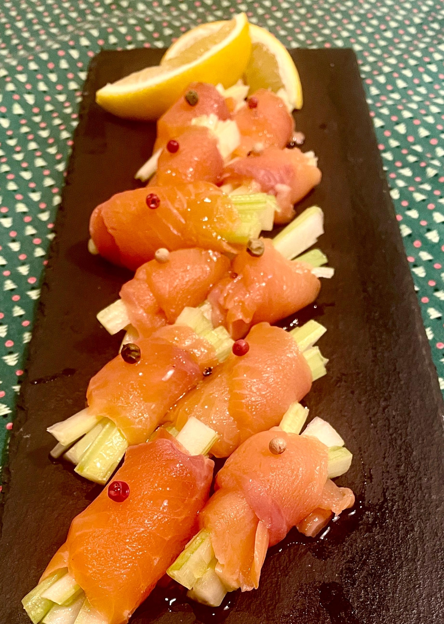 セロリを巻き巻きオードブル♡サーモンマリネ