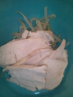 鶏胸肉で作りました。さっぱりしてヘルシーですね。写真がいまいちでごめんなさい。