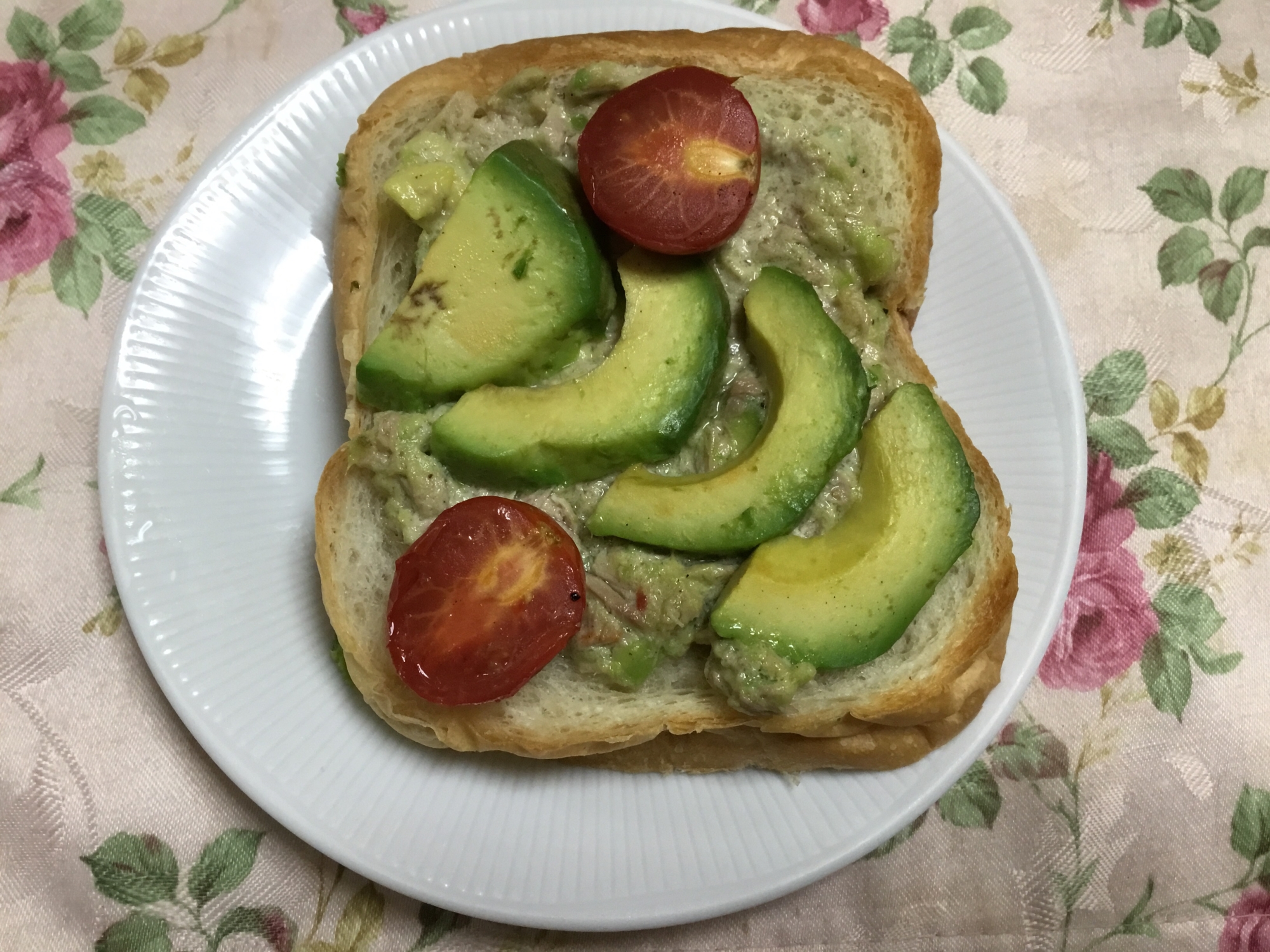 アボカドとトマトのトースト