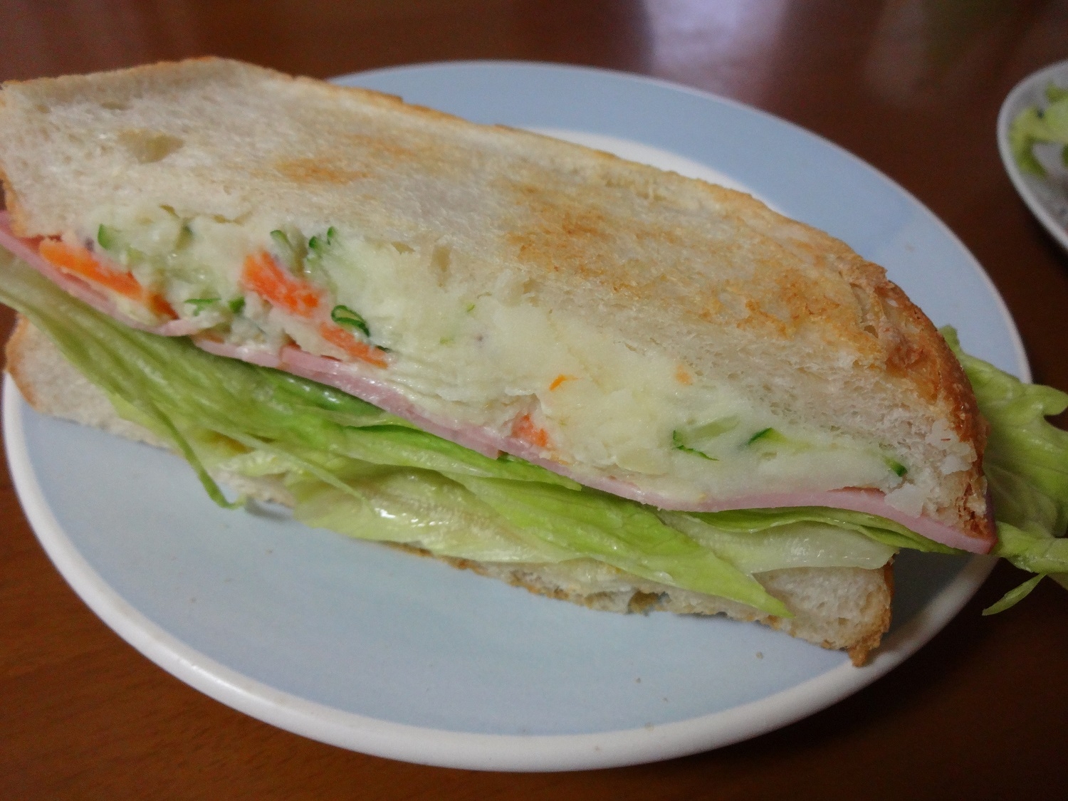 余ったポテトサラダを簡単リメイク！ポテサラサンド