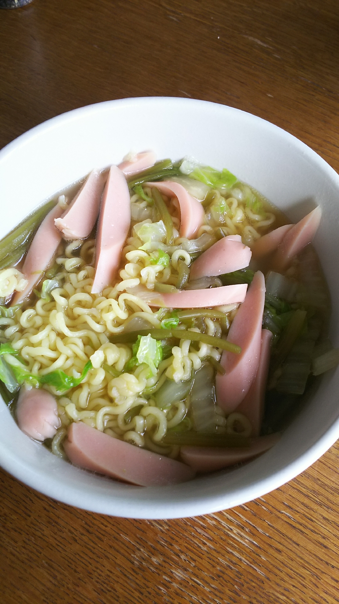 魚肉ソーセージとさつまいものツルと白菜のラーメン