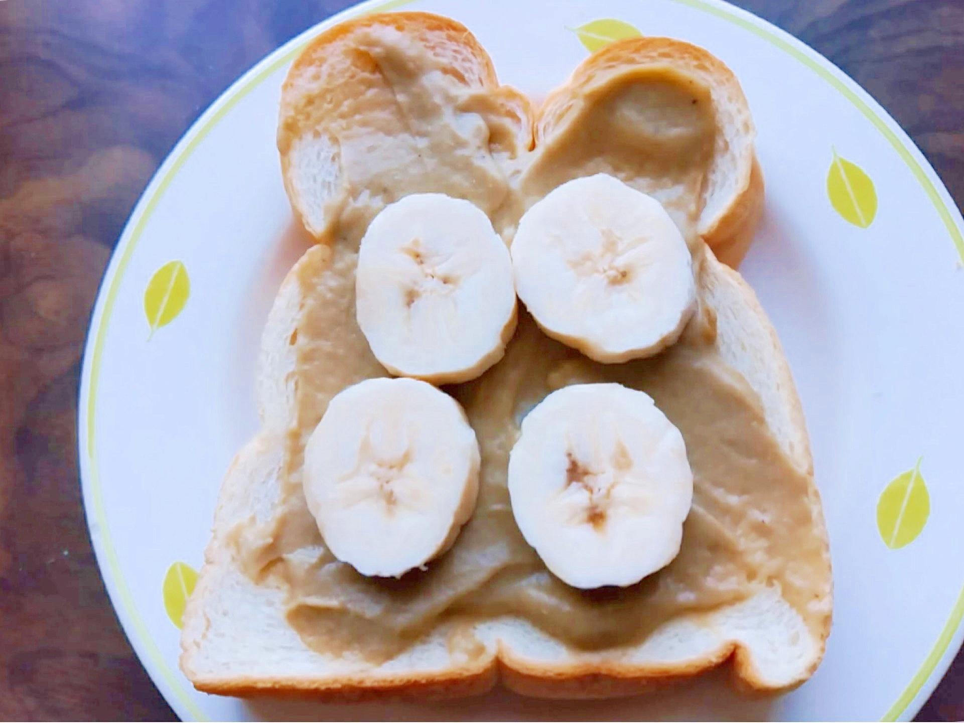 野菜ジュースクリームとバナナのトースト