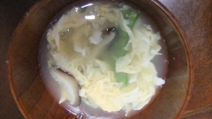 きぬさやとベーコンのふわふわ卵スープ