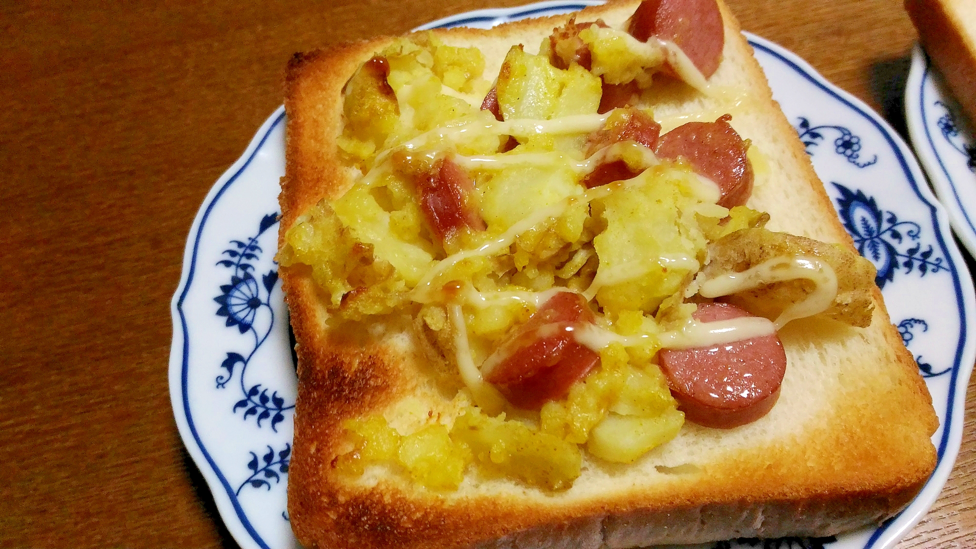 じゃがいもとウインナーのカレー風味トースト