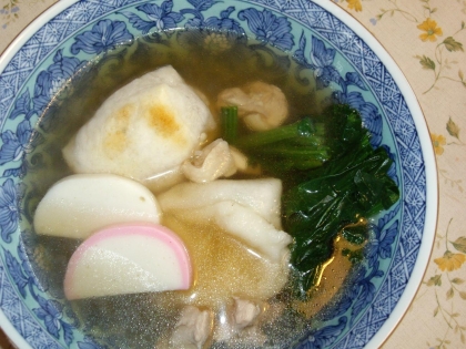 正月を山小屋で過ごしています。
あるもので作ったので器はラーメン丼（笑）
緑は法連草、なるとの替わりにかまぼこですが、
初めて作った関東風は美味しかったです。