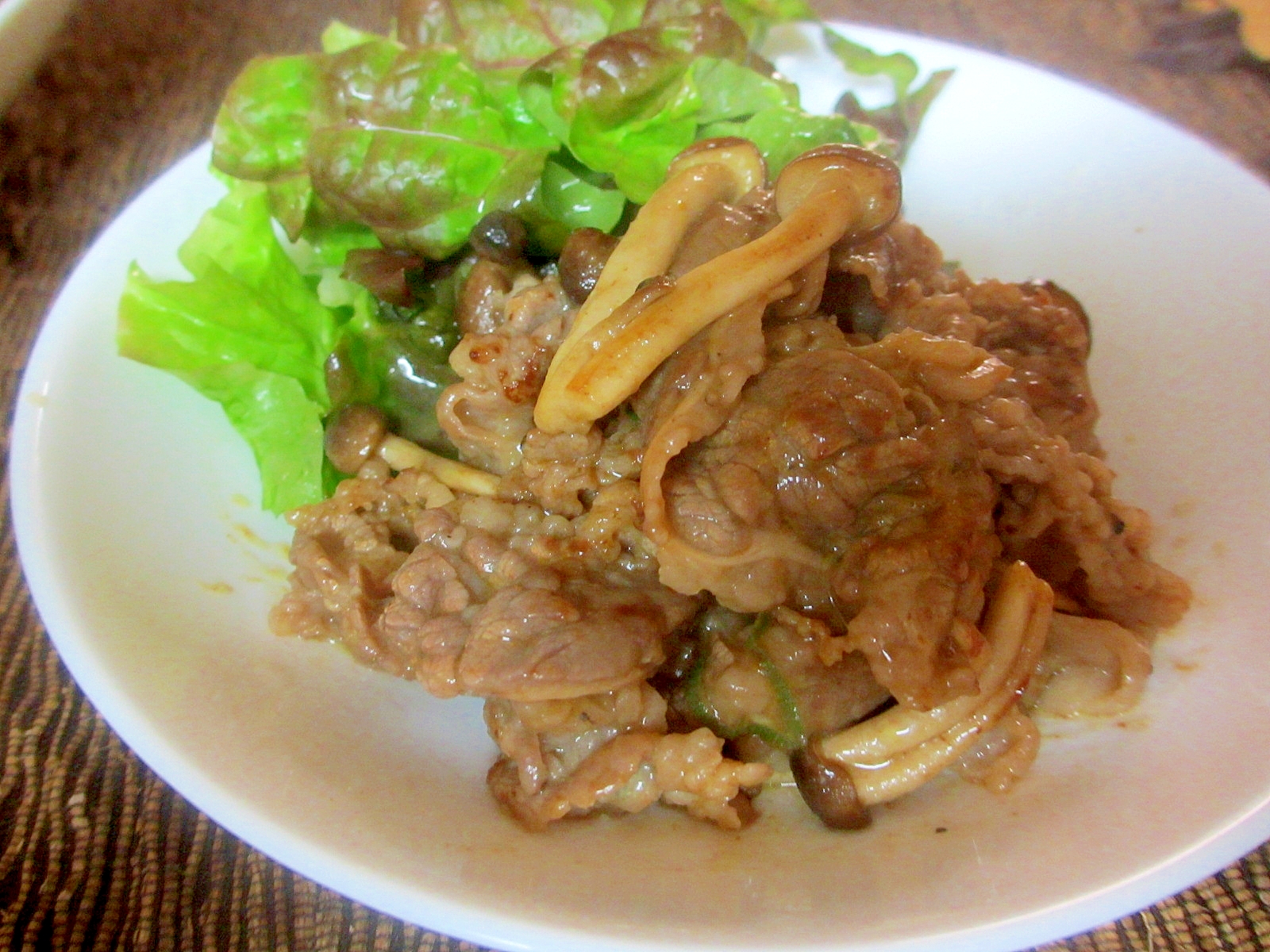 牛肉とシメジのカレーマヨ炒め