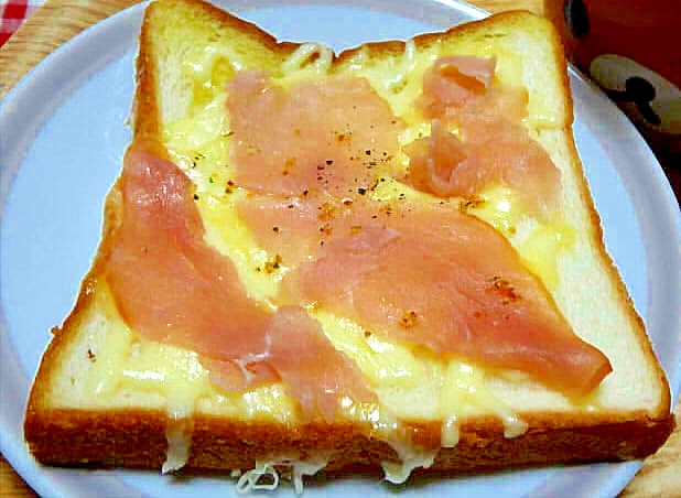 チーズと生ハムのトースト