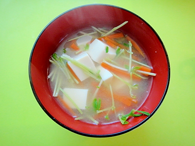 豆腐と人参豆苗の味噌汁