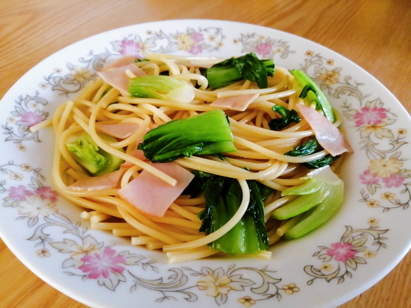 チンゲン菜とハムのコンソメ醤油パスタ