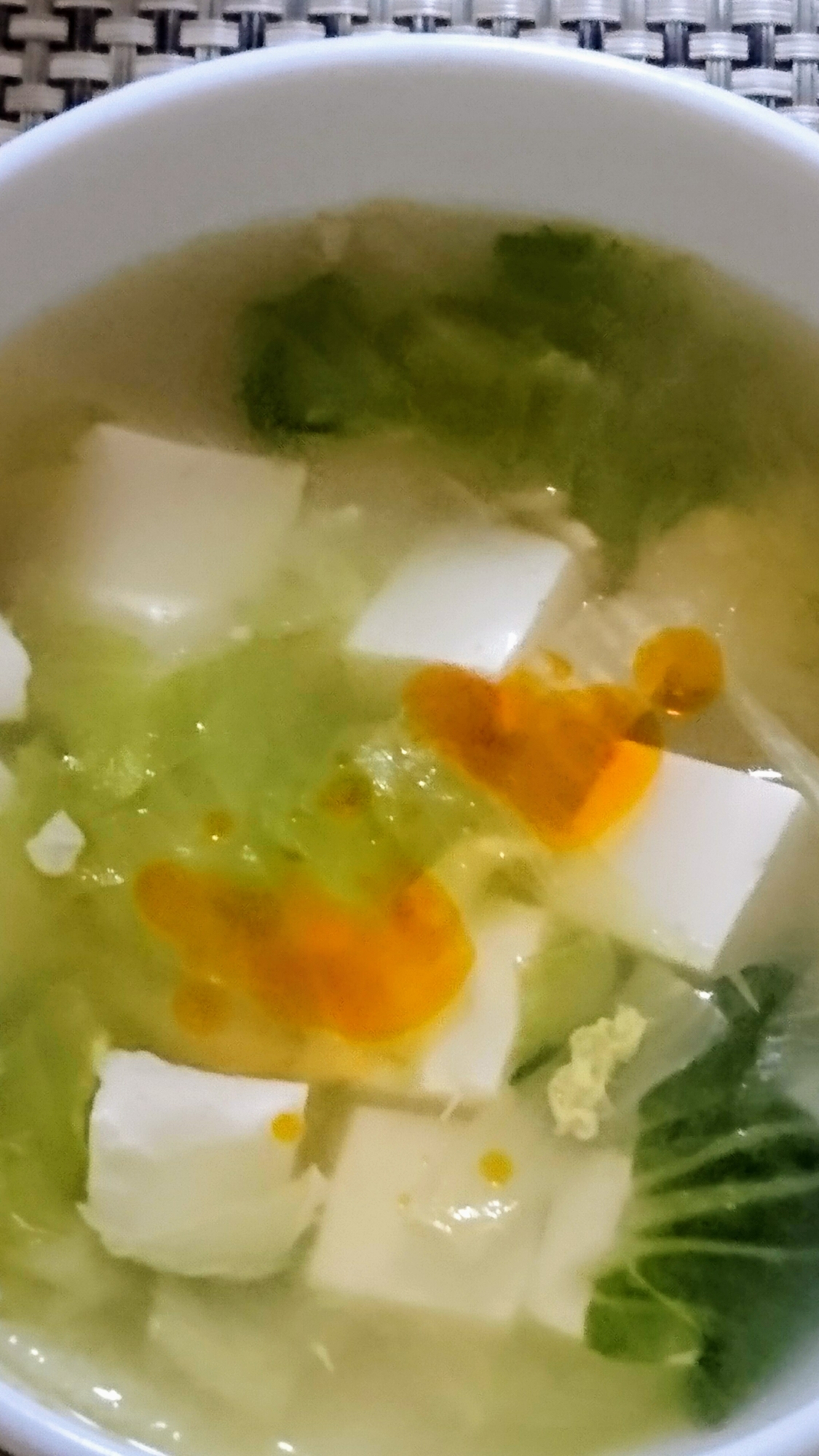 暑い日はラー油を効かせて‼ レタスと豆腐のスープ