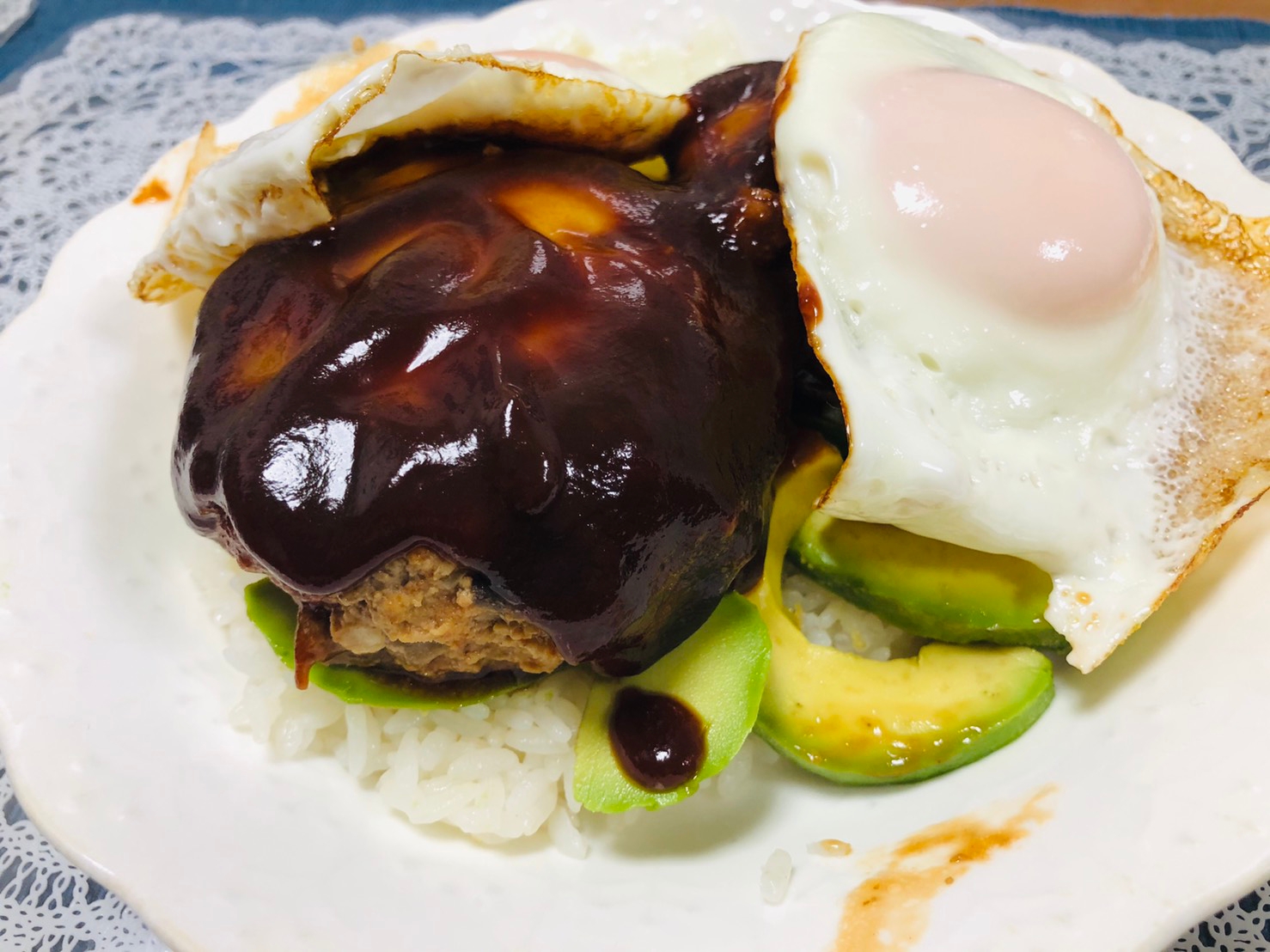 余ったハンバーグで、ロコモコ丼