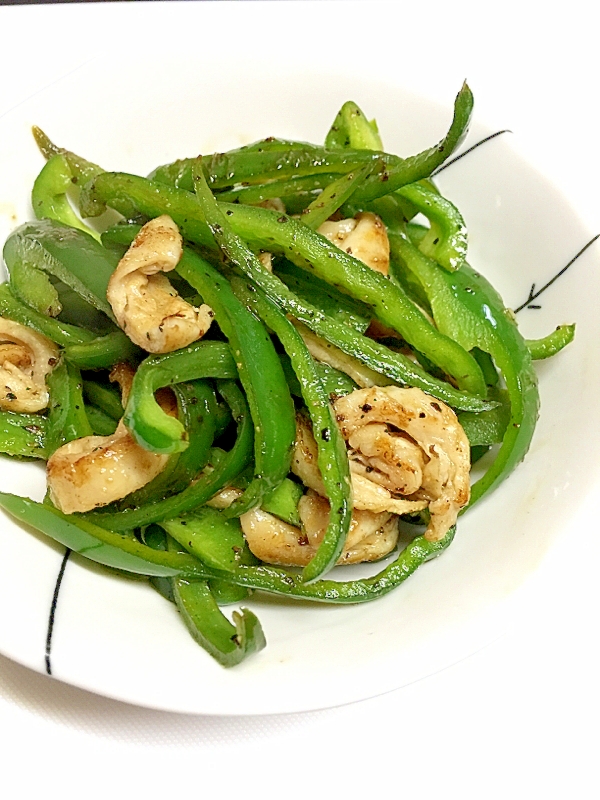 油の使用なし 鶏皮とピーマン炒め♪