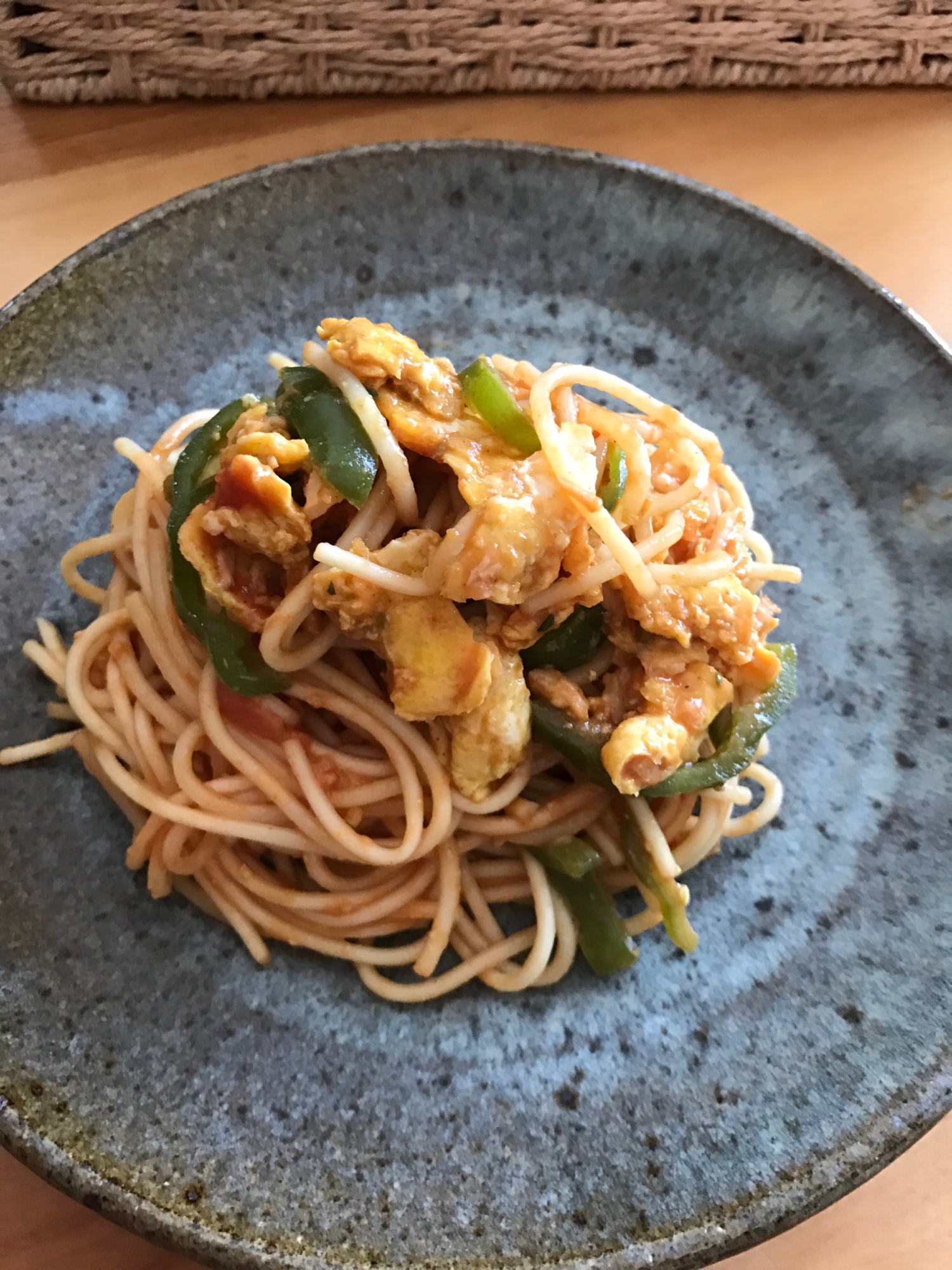 ピーマンとツナの卵炒めのケチャップパスタ