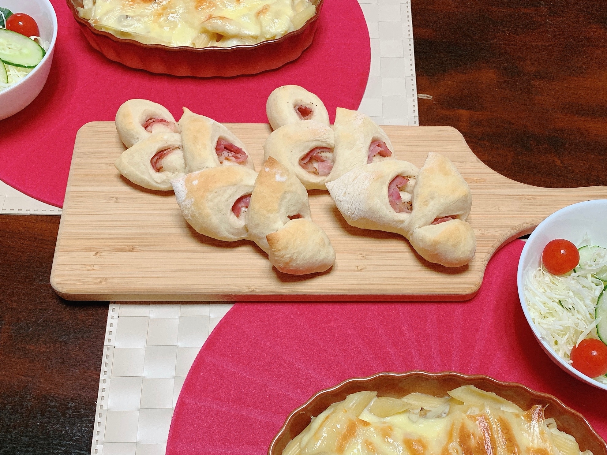 木製のカッティングボードに並んだソフトベーコンエピ