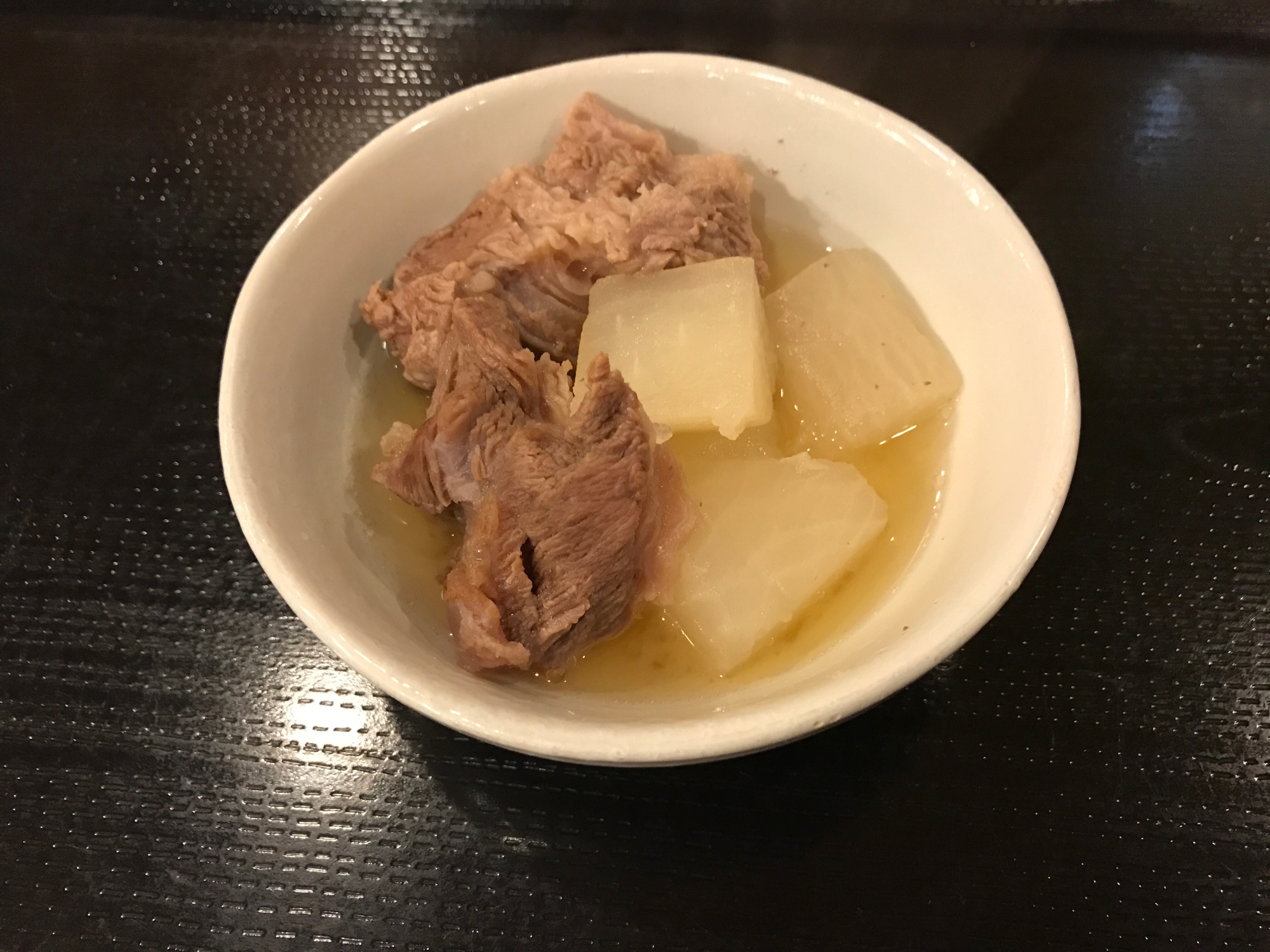 準備3分。簡単な男飯。牛スジと大根煮。