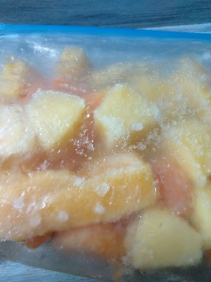 冷凍したパイナップルとマンゴーのフルーツミックスです♪
mimiさんのいろんな冷凍レシピ真似してレシピに大活躍✨
おかげで冷凍庫パンパンです(*´˘`*)感謝♥