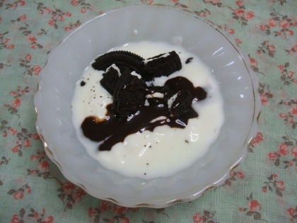 チョコシロップのクッキーヨーグルト