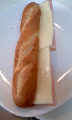 チーズ・ハム・トマト・サニーレタスのサンドイッチ