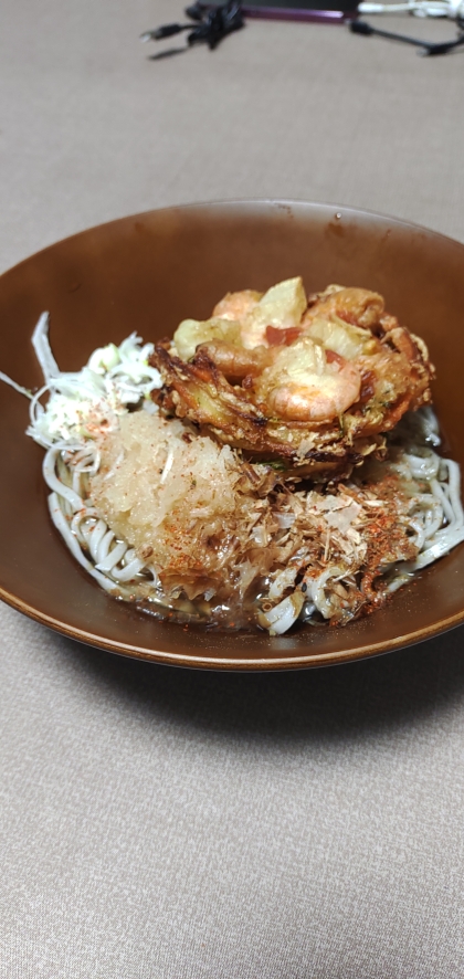 ナルトの天ぷら付き盛り蕎麦。