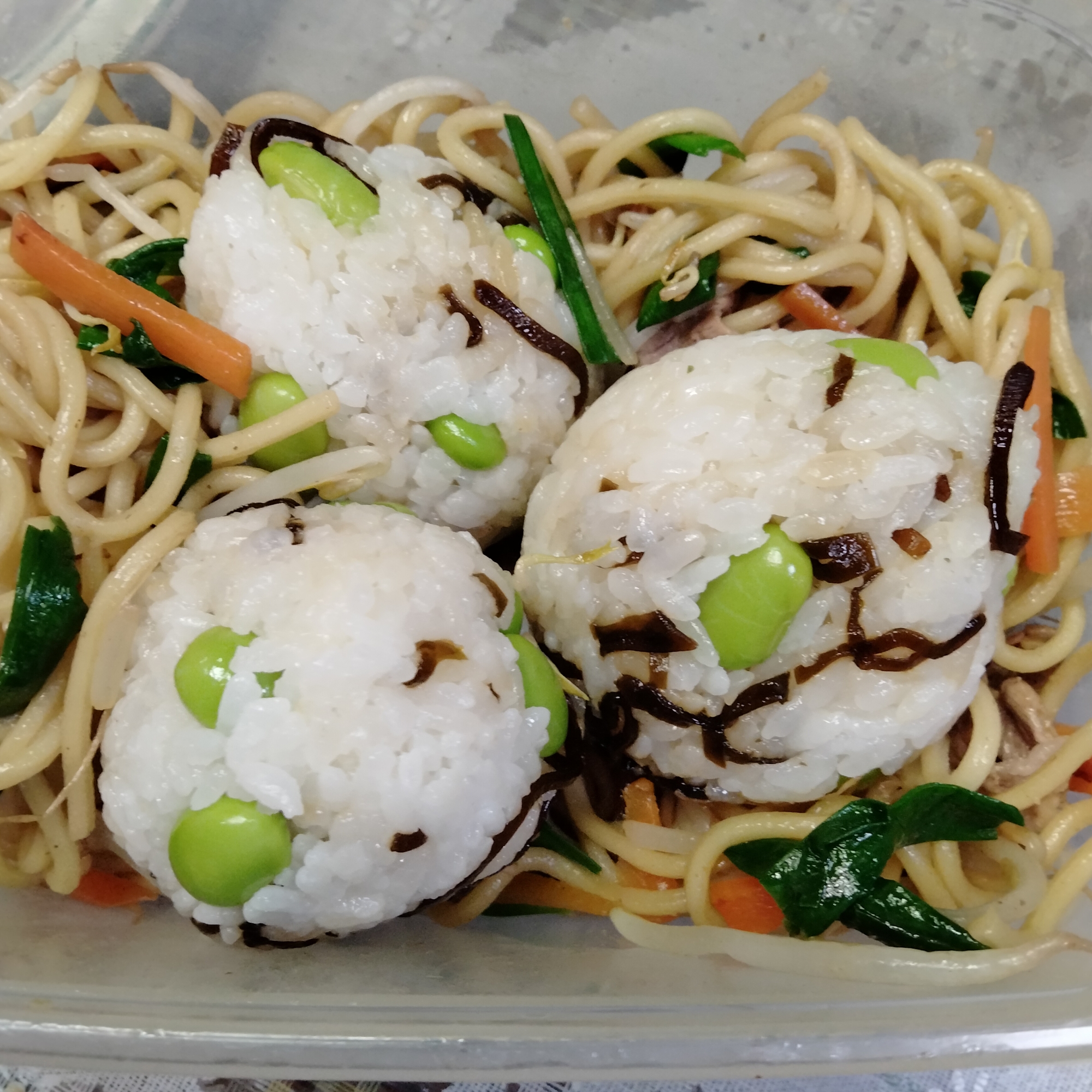 焼きそばと枝豆おにぎりのお弁当。恐竜の卵弁当。