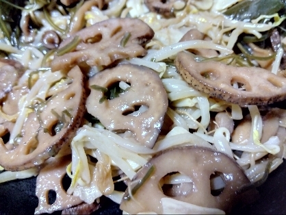 食感最高♡れんこんと豆もやしとソーセージの醤油炒め