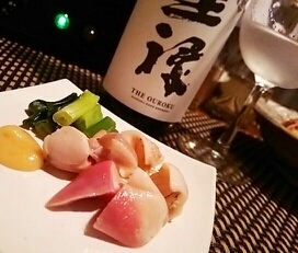 白い皿に盛り付けた北寄貝とねぎのぬたと酒