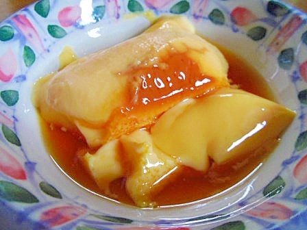 柄物の皿に盛り付けた炊飯器プリン